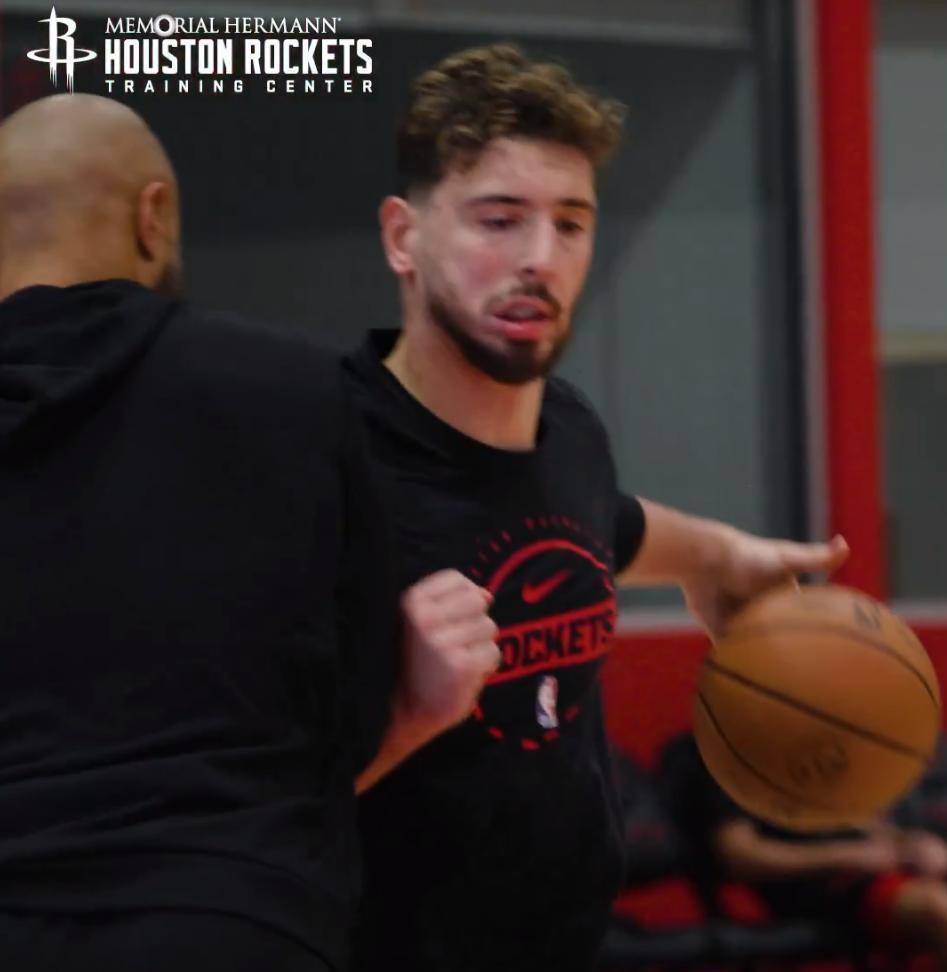 关键时刻体能课后；那不勒斯再遭质疑备战欧篮联；气氛紧张；球队文化再被提及 