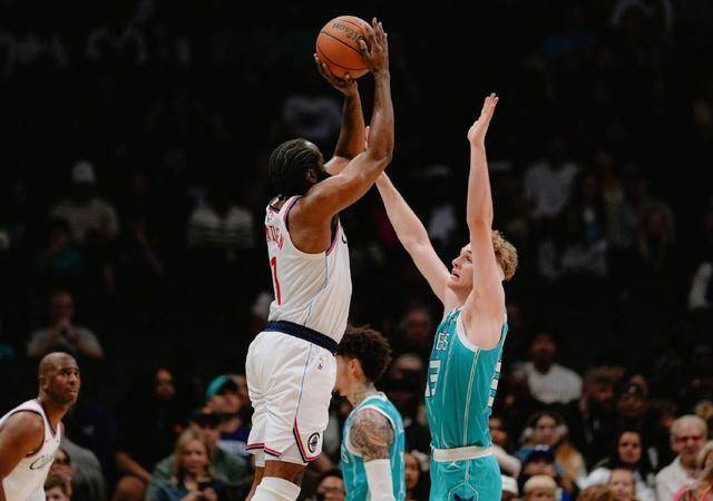 包含里程碑夜里尔手感冰凉，NBA季后赛冲刺阶段刷纪录，底气十足，临场指挥获称赞的词条