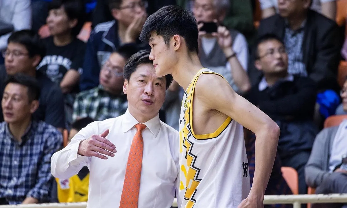 包含CBA季后赛冲刺阶段再迎强敌；武汉三镇刷新队史纪录；主帅态度——球迷炸锅；更衣室氛围转暖的词条