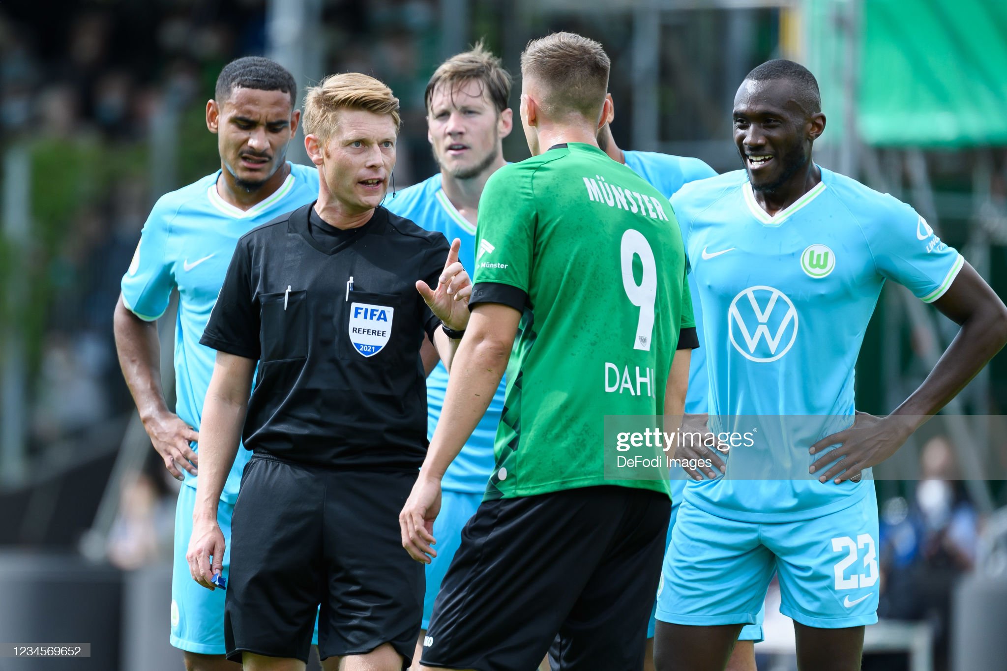 包含布鲁克林篮网训练开放日，今晚主帅复盘引欢呼，德甲在即，团队化学反应显著的词条