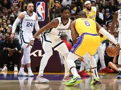 库里第四节连续投进4个三分球