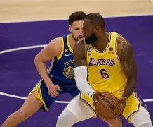 库里第四节连续投进4个三分球